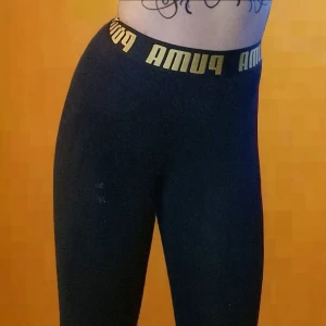 Puma träningsbyxor byxor leggings storlek XS-S - Träningsleggings från Puma, med guldig brodyr på resåren i midjan. Storlek XS-S. Fint skick. Använd gärna köp-knappen 💖💖💖