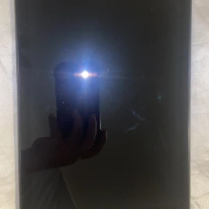 Amazon kindle  - Detta är typ som en iPad man kan ladda ner spel ta kort smsa m.m. Dock rekommenderas detta för än person som älskar att läsa då den har kindle! Köpt för 1800kr och har bara öppnat den från förpackning! Tillkommer laddare med! 