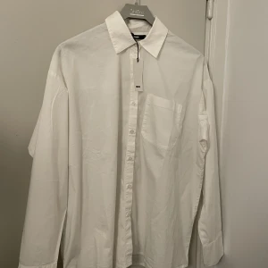 Bikbok skjorta  - Ny ”boyfriendskjorta” ifrån Bikbok, storlek S i en oversized modell. Nypris 399kr