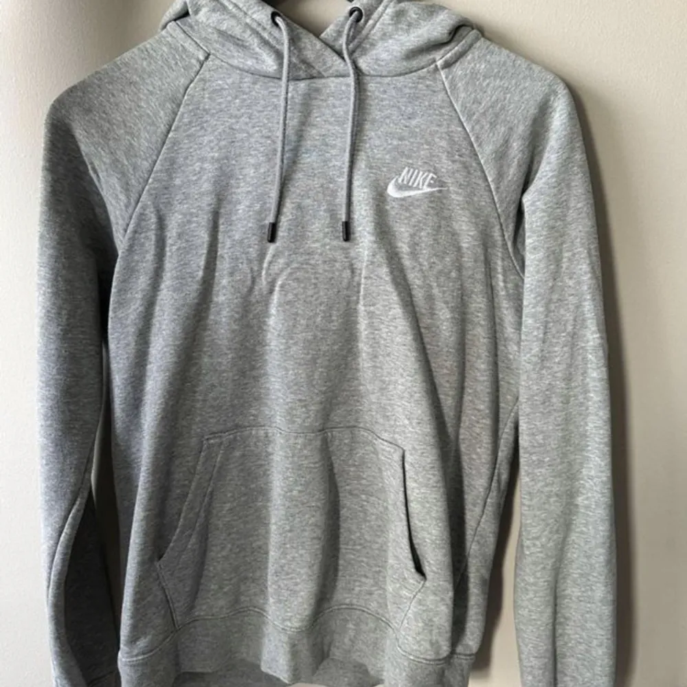 Säljer min Nike hoodie pågrund av att den är för liten , storlek xs. Hoodies.