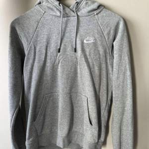 Säljer min Nike hoodie pågrund av att den är för liten , storlek xs
