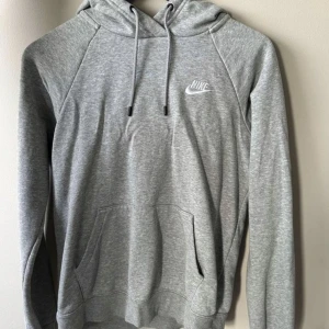 Nike Hoodie  - Säljer min Nike hoodie pågrund av att den är för liten , storlek xs