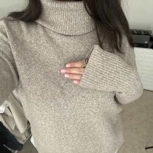 Stickad polotröja  - En jättefin och jätte bekväm stickad tröja från Vero Moda! Otroligt skön och kragen kan justeras. Använd fåtal gånger och är i bra skick, perfekt för höst/vinter! Köpt för ca 400kr!