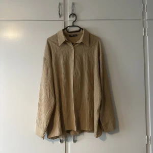 Beige set - Knappt använd ser jätte skrynklig ut på bilden men kan strykas innan jag skickar. 