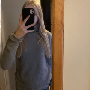 Grå stickad tröja - Fint skick, nästan aldrig använd pga inte min stil! Skriv för fler bilder!💕