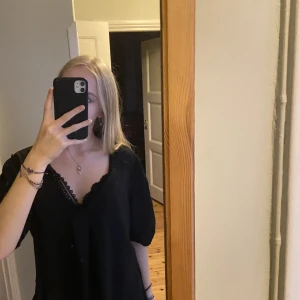 Blus - Jättefin blus med spets i kragen! I nästan nyskick! Pris kan diskuteras! Skriv för flera bilder💕