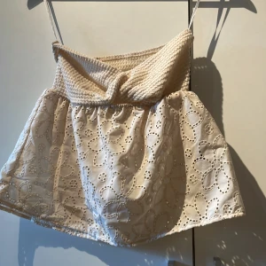 Topp  - Säljer den här SHEIN topp för att jag inte riktigt känner mig bekväm med den. Storlek xs.