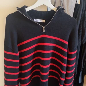 Zara tröja  - fin stickad tröja med zip ifrån zara (de är spegeln som är smutsig inte tröjan), nästan aldrig använd❤️