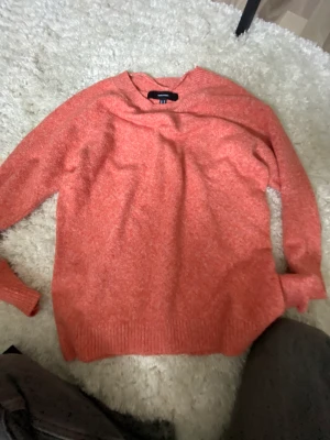 Vero Moda tröja  - Säljer denna orange veromoda tröjan. Använd 1 gång. Storlek Xs🩷
