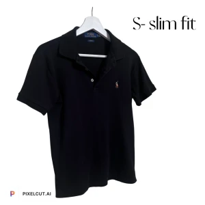 Polo Ralph Lauren  - Svart slim for polo Ralph lauren pike  Skönt sport material  Knappt använd 