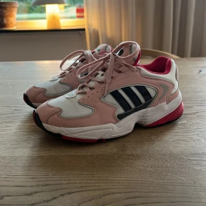 Adidas sneakers  - Snygga adidas sneakers med grov sula. Vita med ljus och mörkrädd sa detaljer. Fint skick och mindre fläckar (som säkert går att hon bort)  Nypris 1199:-