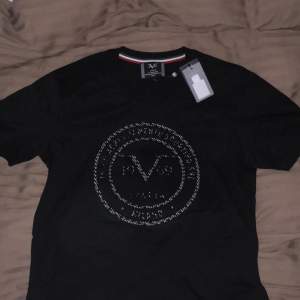 Vercace t-shirt sprillans ny retail 800 kr mitt pris 250 