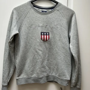 Gant sweatshirt  - Säljer en grå Gant sweatshirt i Storlek S. Fint skick använd cirka 5 gånger. Skriv vid frågor eller fler bilder 