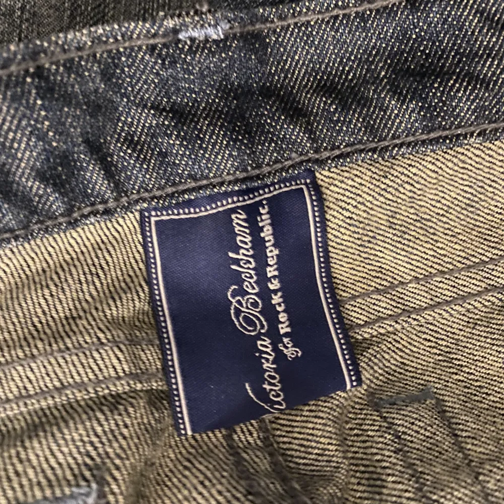!!ANVÄND INTE EARLYBIRD FRAKT  säljer dessa super söta victoria beckham jeansen då de inte passade💋skulle tro att storleken är typ W26 L30. skriv för fler bilder!. Jeans & Byxor.