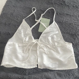 Vit topp - Vit topp i storlek 34, aldrig använd
