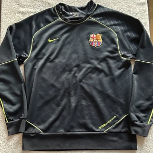 Barcelona fotbollströja, 2007 - M - Nike - Svart långärmad Barcelona träningströja från 2007/2008 säsongen.  Storlek: M Skick: 8/10