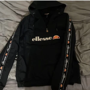 Ellesse jacka - Ellesse jacka, bra skick. Använd mycket men inga skador. Köpt för 1099kr.