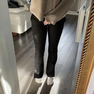 Kostymbyxor  - Säljer dessa ass snygga kostymbyxor från bikbok då dom har blivit för små och används inte längre🌸