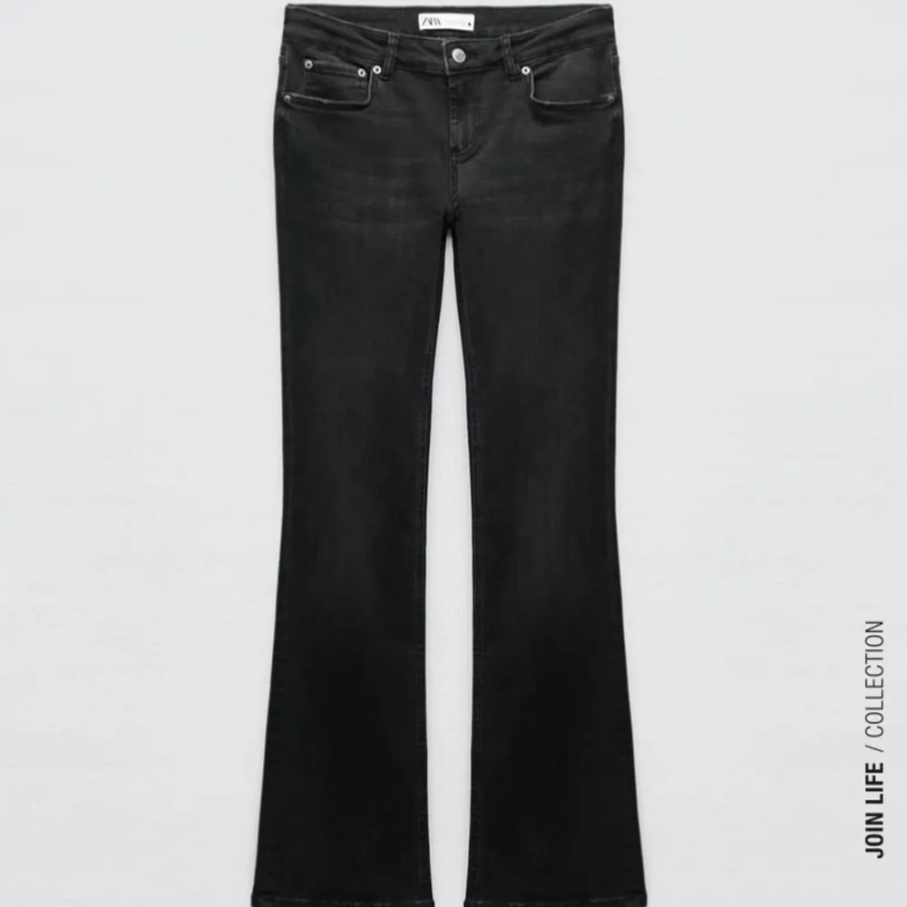 Säljer ett par lågmidjade jeans i storlek 34  från Zara som är slutsålda på hemsidan. Jeansen är köpa i maj och jag inga defekter☺️. Jeans & Byxor.