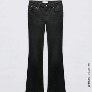 Säljer ett par lågmidjade jeans i storlek 34  från Zara som är slutsålda på hemsidan. Jeansen är köpa i maj och jag inga defekter☺️