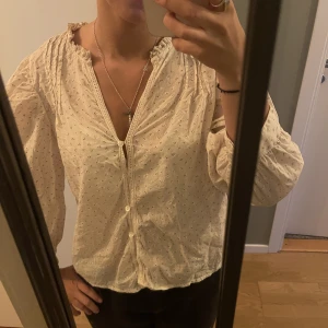 Så fin blus - Säljer denna jötte jötte fina blus från mango som aldrig är använd!! Den är bara lite skrynklig💖💖💖