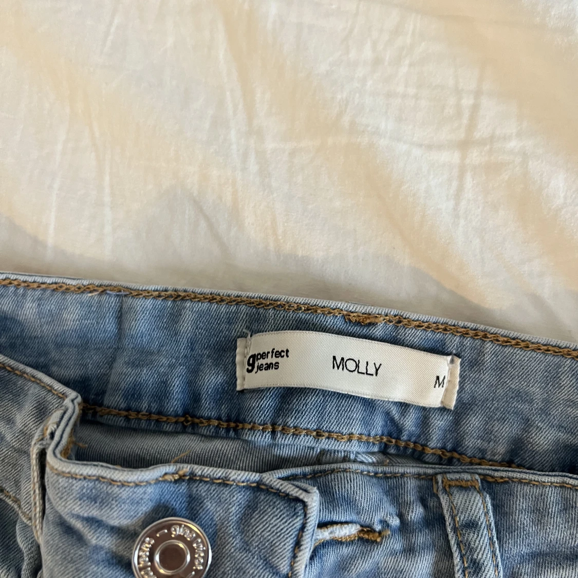 Ljusblåa Molly jeans från NA-KD  - 90