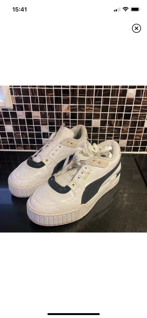 Puma sneakers  - Vita puma sneakers kommer inte längre till användning, i strl 38
