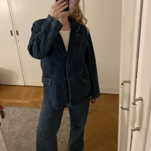 Blå Denimkavaj! - Blå blazer i jeansmaterial! Bra skick🙌🏼😍