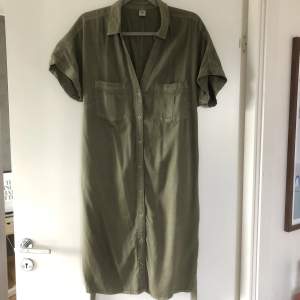 Militärgrön Skjortklänning med avtagbart skärp från H&M i storlek 38💚
