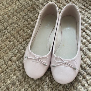 Ballerina skor (stl 39 - Säljer nu mina ballerina skor från Duffy, då de inte passar mig längre. Priset går att diskutera!