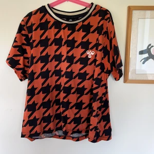 T-shirt - Säljer min fina croppade topp i märket hummel, kom gärna med pris förslag 