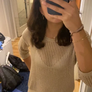 Trekvartslång tröja - Skit snygg tröja som är trekvarts ärmad och en superfin beige guldig färg. Passar på s-m. Nyskick och inga skador!💕 