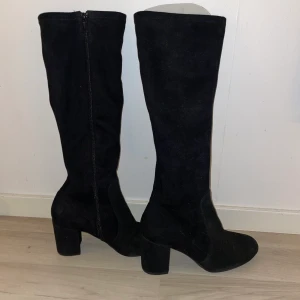 Stövlar - Helt oanvända Billi Bi stövlar i svart mocka. 2999kr nypris. 