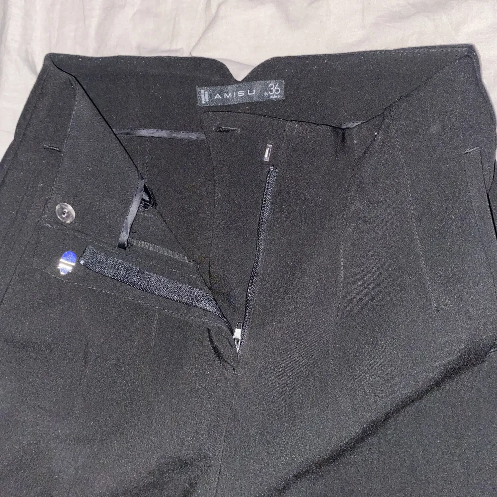 Högmidjad kosymbyxa från Newyorker. På ena bilden ser den grå ut men den är svart. använd ett fåtal gånger för jag inte trivdes i dem så mycket. Jeans & Byxor.