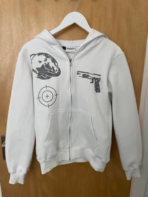 Aim for the moon full zip hoodie - Säljer min Aim for the moon hoodie! Hoodien är i bra skick då den knappt är använd. Köpte hoodien för 800kr💗💗