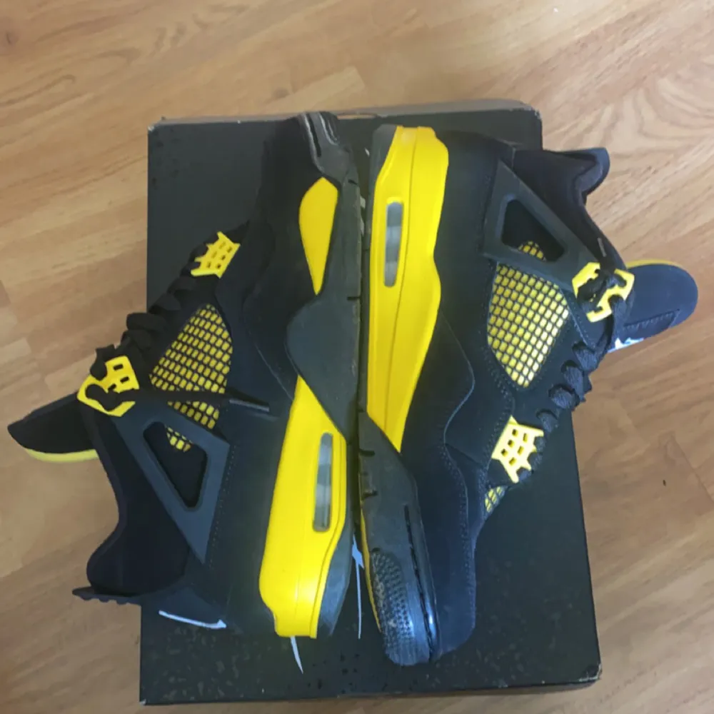 Säljer yellow thunder Jordan 4 Använda få gånger, ser nästan helt nya ut  Box finns med . Skor.