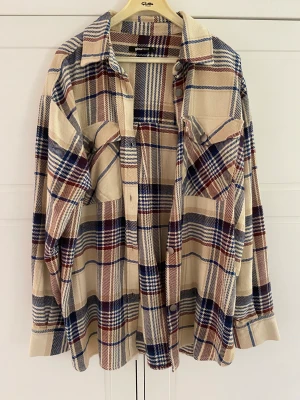 Rutig overshirt/skjorta  - Aldrig använd 