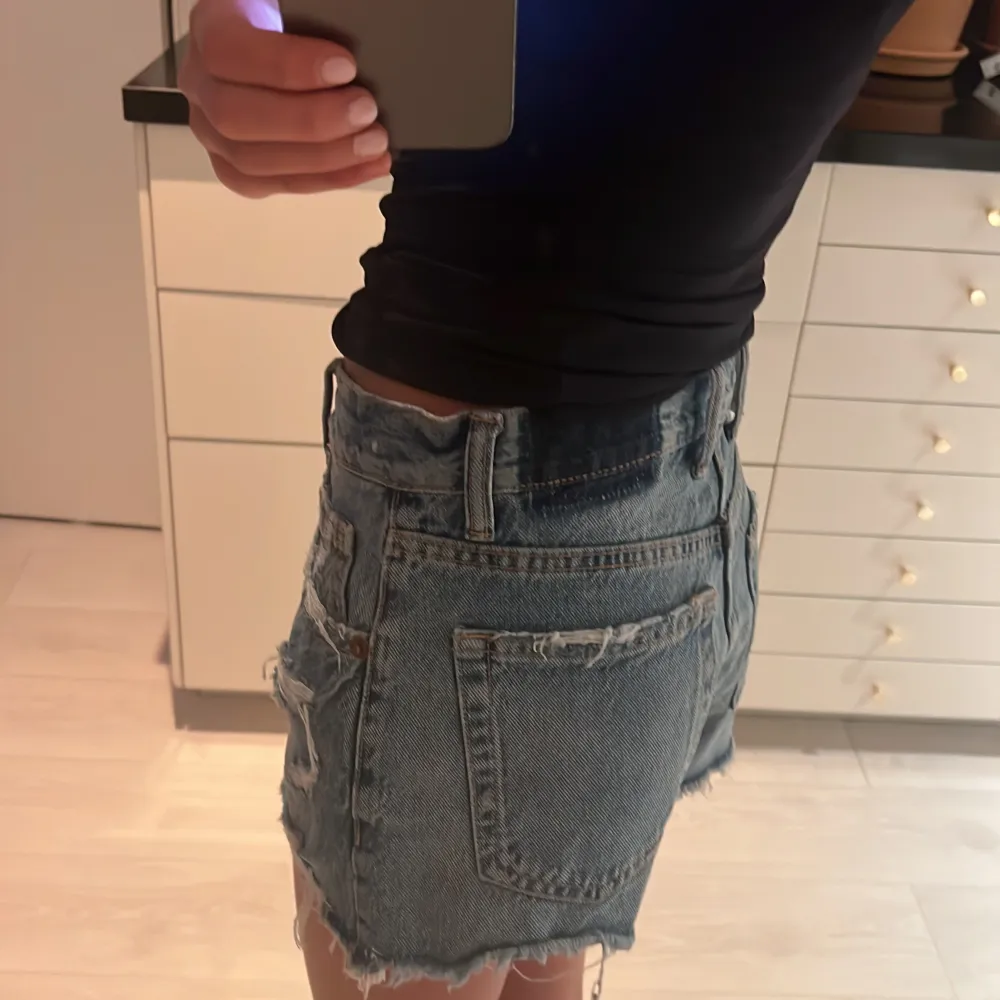 Säljer mina jeansshorts från zara då jag har ett par fast i en annan st!! Helt nya med prislapp kvar 😍🙌❤️🫵🏻😍😻. Shorts.
