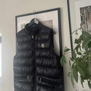 Säljer nu min moncler gui väst, använt Max 5 gånger, har dock ett litet hål längst ner, skick 9/10 då hålet är de ända som drar ner skicket, köpte från moncler hemsida och har orderbekräftelsen därifrån samt en påse, bytesförslag tas positivt! Nypris 6500