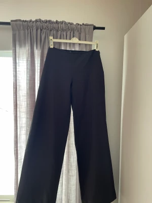 Lågmidjade kostymbyxor - Lågmidjade kostymbyxor från only. Storlek 38 men skulle säga att de är små i storleken, inga fickor, mer grå än vad som syns på bild