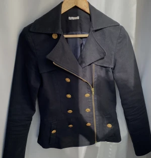 Unik Ida Sjöstedt jacka💕 - Säljer denna unika jacka ifrån Ida Sjöstedt med blixtlåsknappar😍 Endast kemtvätt så ha det i åtanke. Passar storlekarna XS-S. Om du har frågor eller vill ha fler bilder så är det bara att skriva💕