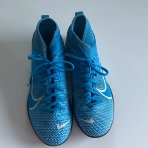 Fotbollsskor  - Säljer ett år fotbollsskor i storlek 38,5 av märke Nike. Bra skick.  Skriv för mer info. 