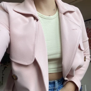 Höst- och vårkappa - Säljer sena fina då jag inte längre använder den! Fin ljusrosa färg och perfekt längd, går till mitten av låren. Från abercrombie!