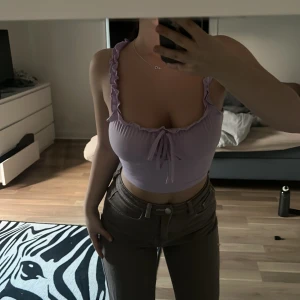 Linne - Lila linne knappt använd så är i bra skick. Rosett mellan bröstet.