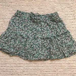 En jätte fin grön kjol från Zara! Storlek M men skulle säga att den mer sitter som en S. Den har inbyggda shorts som ni ser på andra bilden!❤️ nypris 299