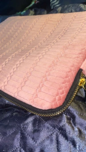 Rosa dator väska  - En rosa dator väska som är helt ny och oanvänd. Den är tyvärr för stor för min dator. Den är i ett perfekt skick. 