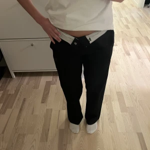 byxor  - Ett par dickies byxor. Kan antigen ha dem som vanligt eller vika ner dem. Passar bra nu till hösten och är bara använda en gång