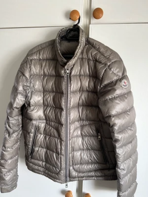 Moncler acorus Beige - Skick 9:10 Strl M Köpt från Haiendo, bekräftelse mail finns