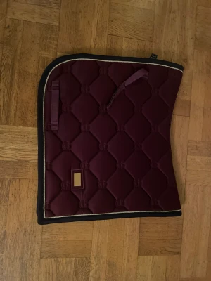 Equestrian Stockholm  - Lilla schabrak från equestrain Stockholm i dressyr storlek full skick som nytt