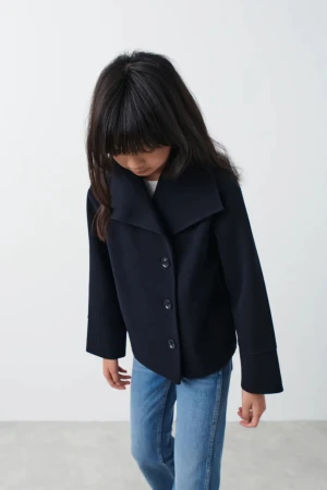 Kappa från Gina tricot helt ny! - Jag säljer en mörkblå kappa ifrån Gina tricot. Den är helt slutsåld på deras hemsida. Storlek 158-164, den är oöpnad och kan knäppas på olika sätt, lite som man vill. Säljer för 550kr